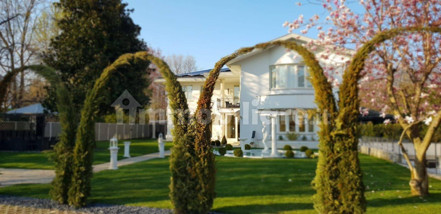 9 bedrooms Villa in Magnago, Italy No. 347636