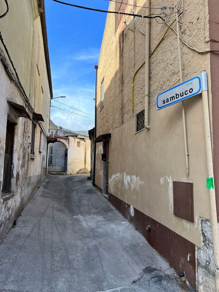 Дом с 4 комнатами в Фальчано дель Массико, Италия № 161158