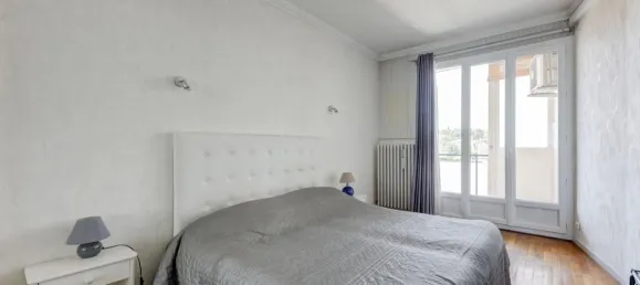 Apartamento de 3 dormitorios en Venissieux, France No. 351101 12