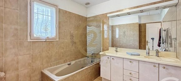 3 bedrooms Villa in Saint-Genis-Laval, France No. 337886 7