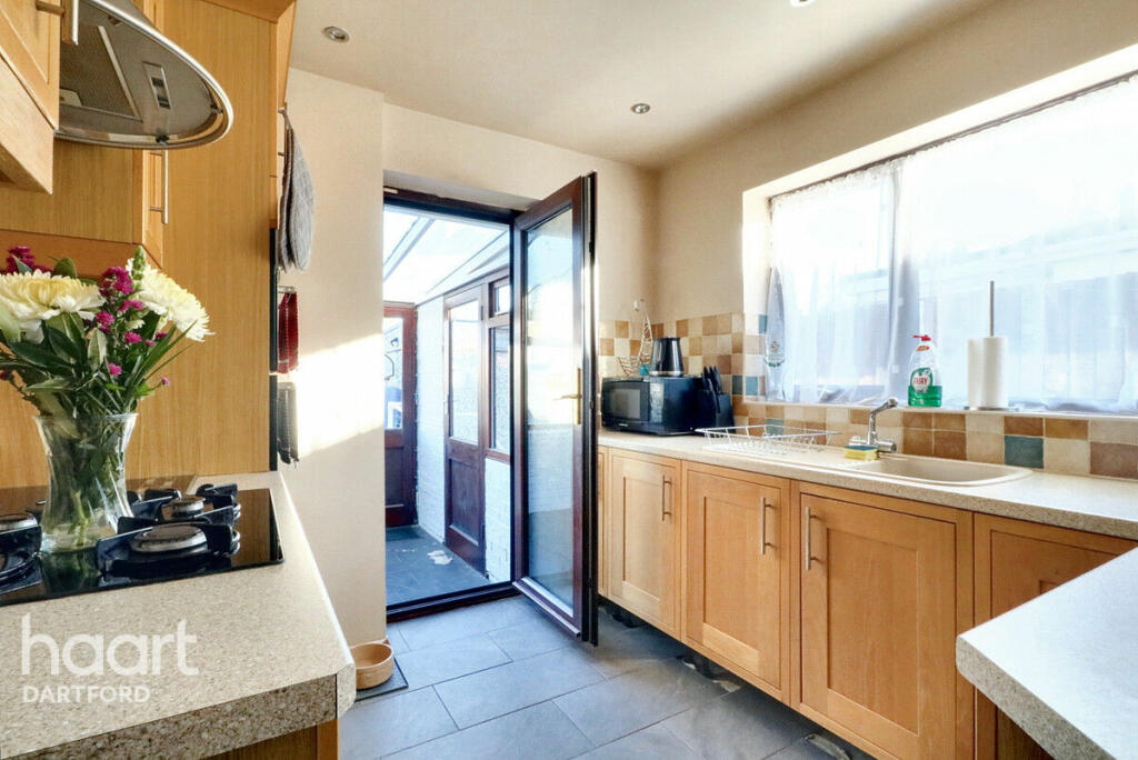 3 bedrooms Bungalow in Dartford, United Kingdom No. 4930