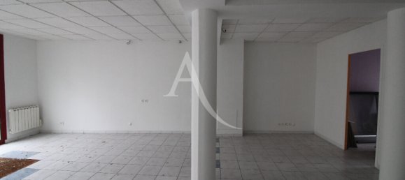 82m² Commercial property in Blois, France No. 85824 3