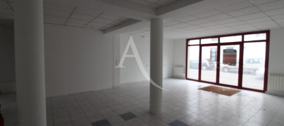 82m² Commercial property in Blois, France No. 85824 2