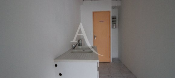 82m² Commercial property in Blois, France No. 85824 5