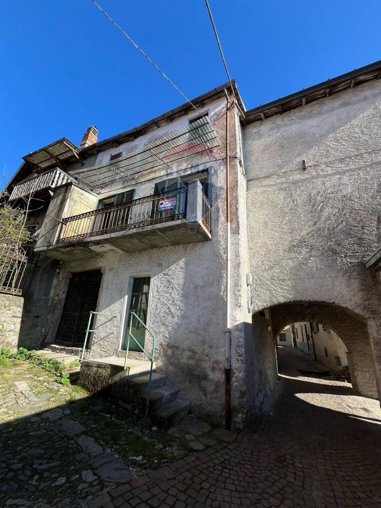 10 bedrooms House in Agra, Italy No. 361268