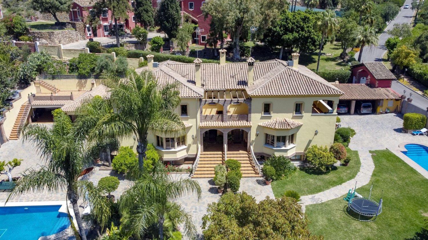 10 bedrooms Villa in La Quinta, Spain No. 38882