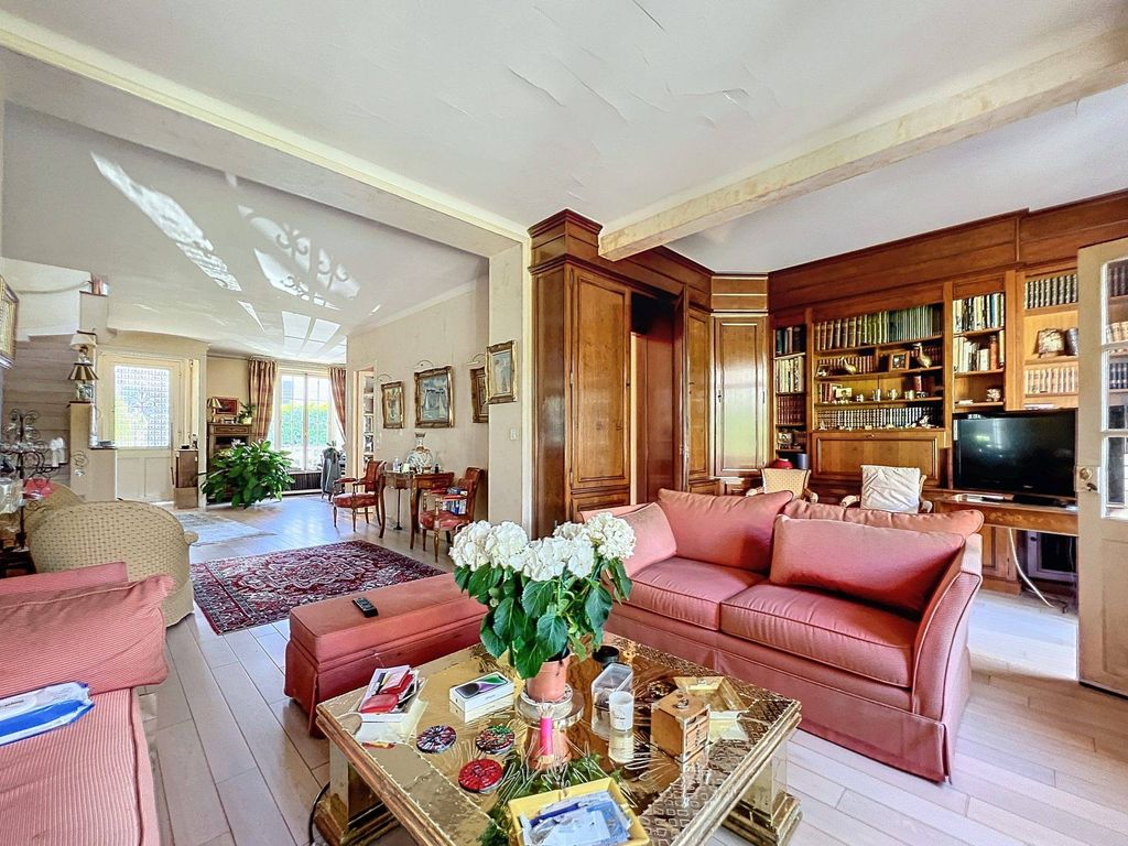 Casa de 4 dormitorios en Garches, France No. 177456