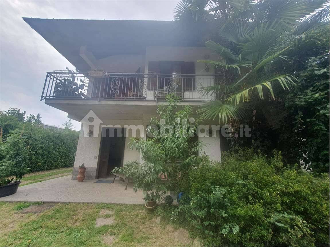 4 bedrooms Villa in Sumirago, Italy No. 392709