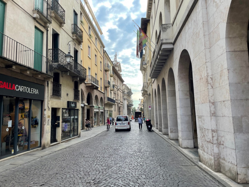 Bureau à Vicenza, Italy 80m² No. 135433