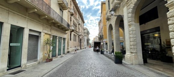 Bureau à Vicenza, Italy 80m² No. 135433 2