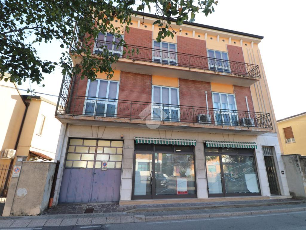 Apartamento de 4 dormitorios en Roverbella, Italy No. 378841