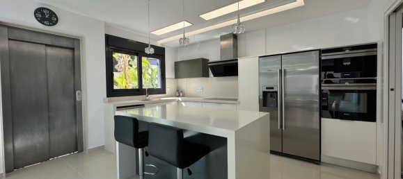 5 bedrooms Villa in San Miguel de Salinas, Spain No. 184729 4