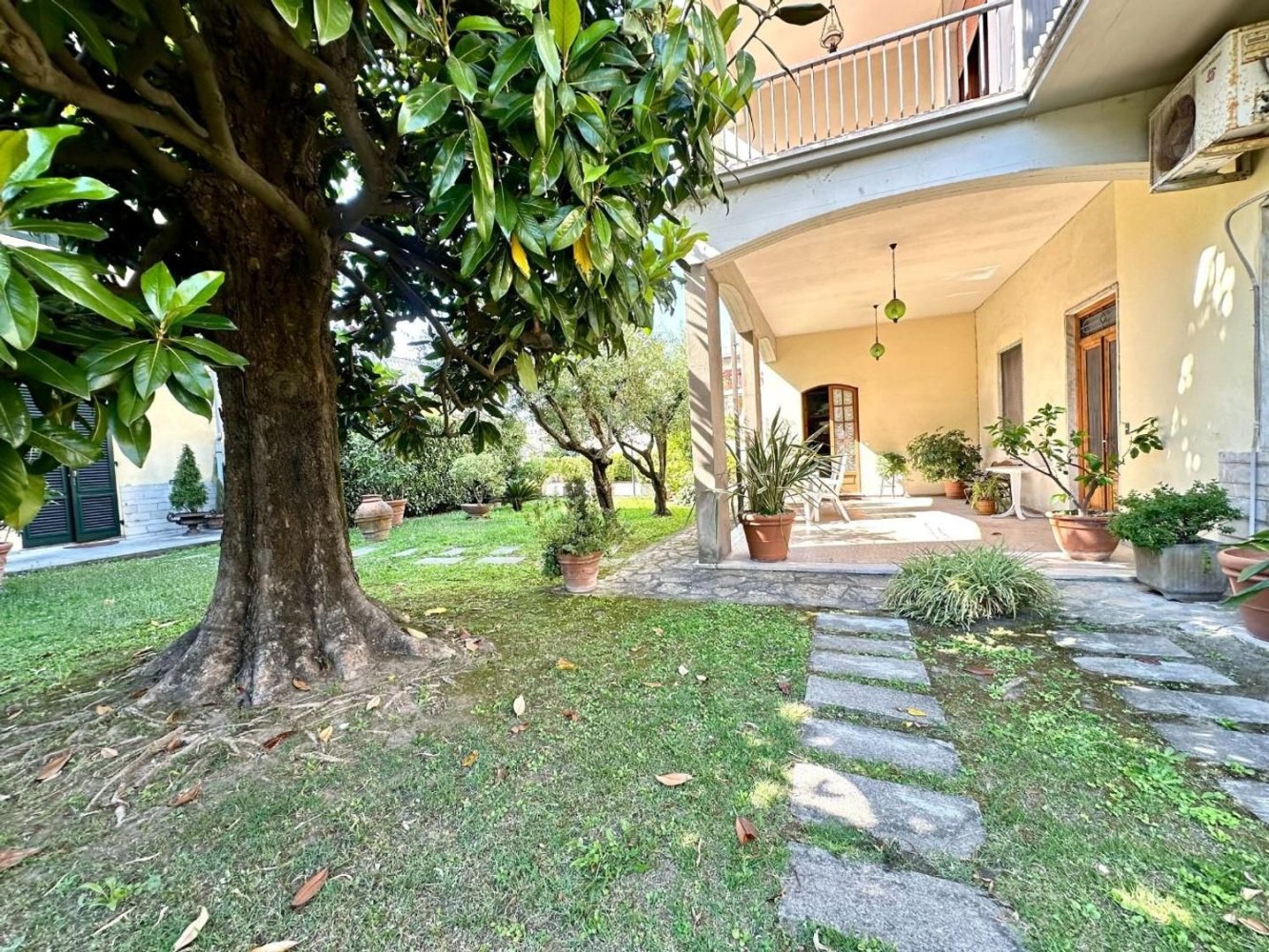 8 bedrooms House in Lucca, Italy No. 326501
