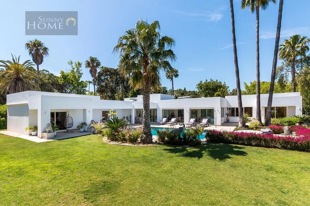 5 bedrooms Villa in Estepona, Spain No. 105627