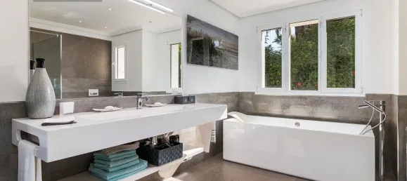 5 bedrooms Villa in Estepona, Spain No. 105627 14