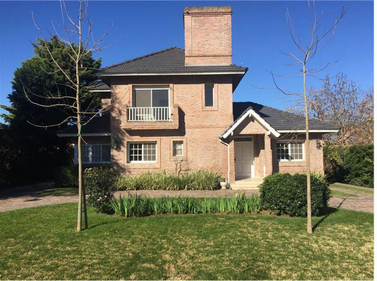 Casa de 3 dormitorios en Pilar, Argentina No. 3835