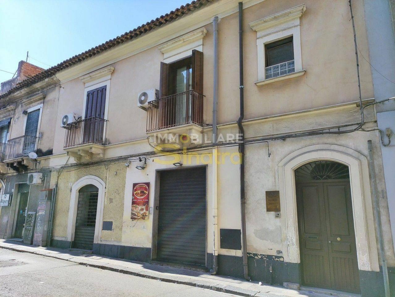 6 rooms House in Paternò, Italy No. 109373