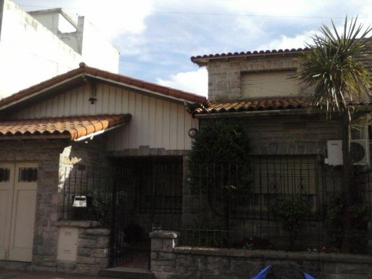 3 bedrooms House in Lanus, Argentina No. 53972