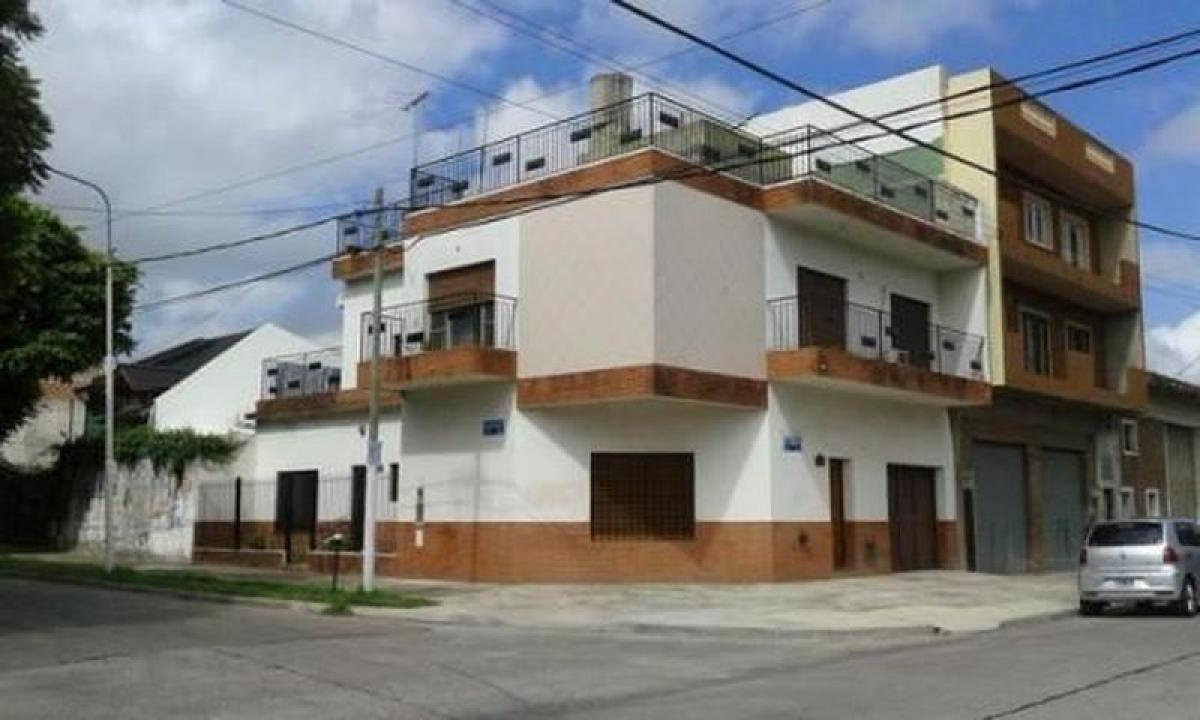 3 bedrooms House in Tres de Febrero, Argentina No. 76684