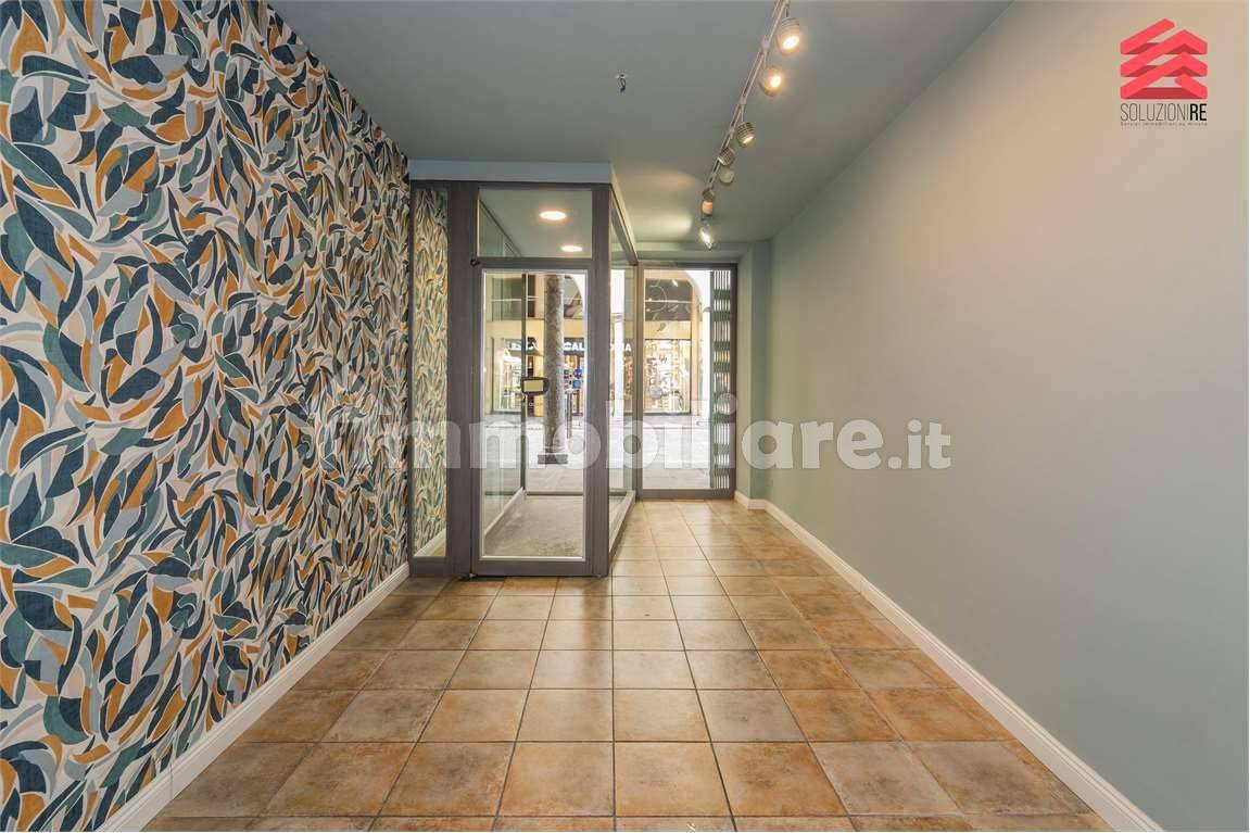 5 rooms Commercial property in Novara, Italy No. 215654