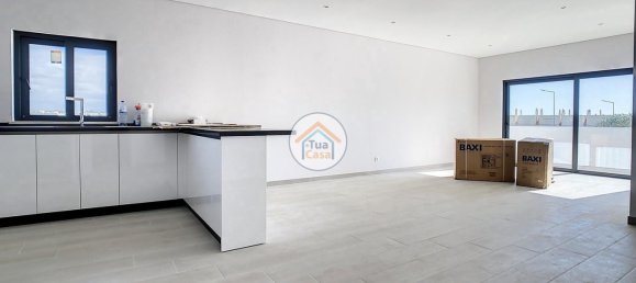 Apartamento de 2 dormitorios en Quelfes, Portugal No. 149985 3