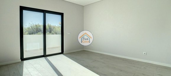 Apartamento de 2 dormitorios en Quelfes, Portugal No. 149985 8