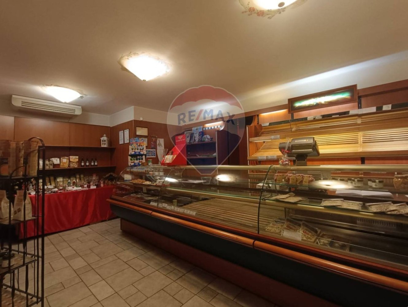 Gewerbliche Immobilie in Lurano, Italy 80m², Nr. 274886