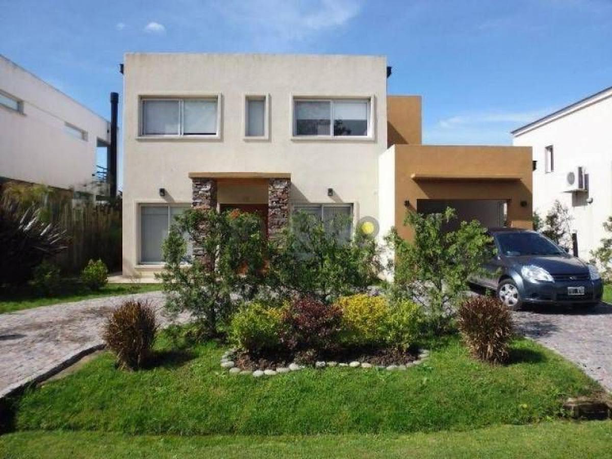 Casa de 4 dormitorios en Berazategui, Argentina No. 88773