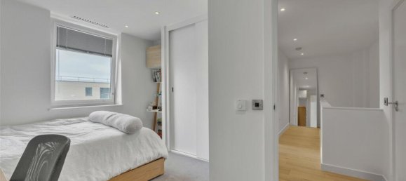 2 bedrooms Office in London, United Kingdom No. 7842 8