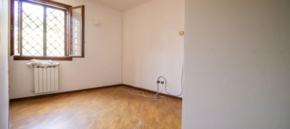4 rooms Apartment in Prato, Italy No. 129294 7