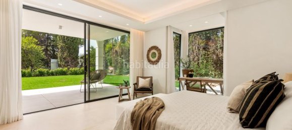 5 bedrooms Villa in Marbella, Spain No. 33395 2