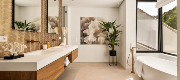 5 bedrooms Villa in Marbella, Spain No. 33395 9