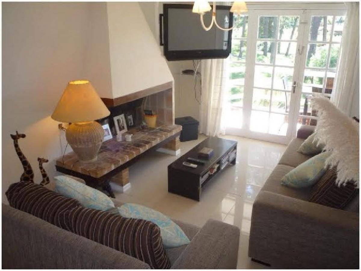 Apartamento de 3 dormitorios en Maldonado, Uruguay No. 7881