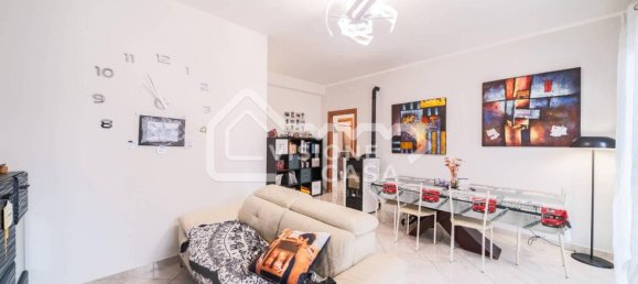 3 rooms Apartment in Reggio Emilia, Italy No. 35672 3