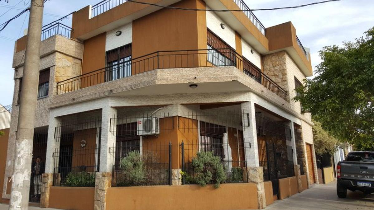 Casa de 3 dormitorios en Morón, Argentina No. 93532