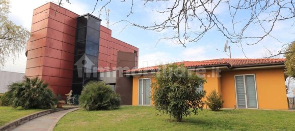 985m² Office in Grassobbio, Italy No. 317748 2