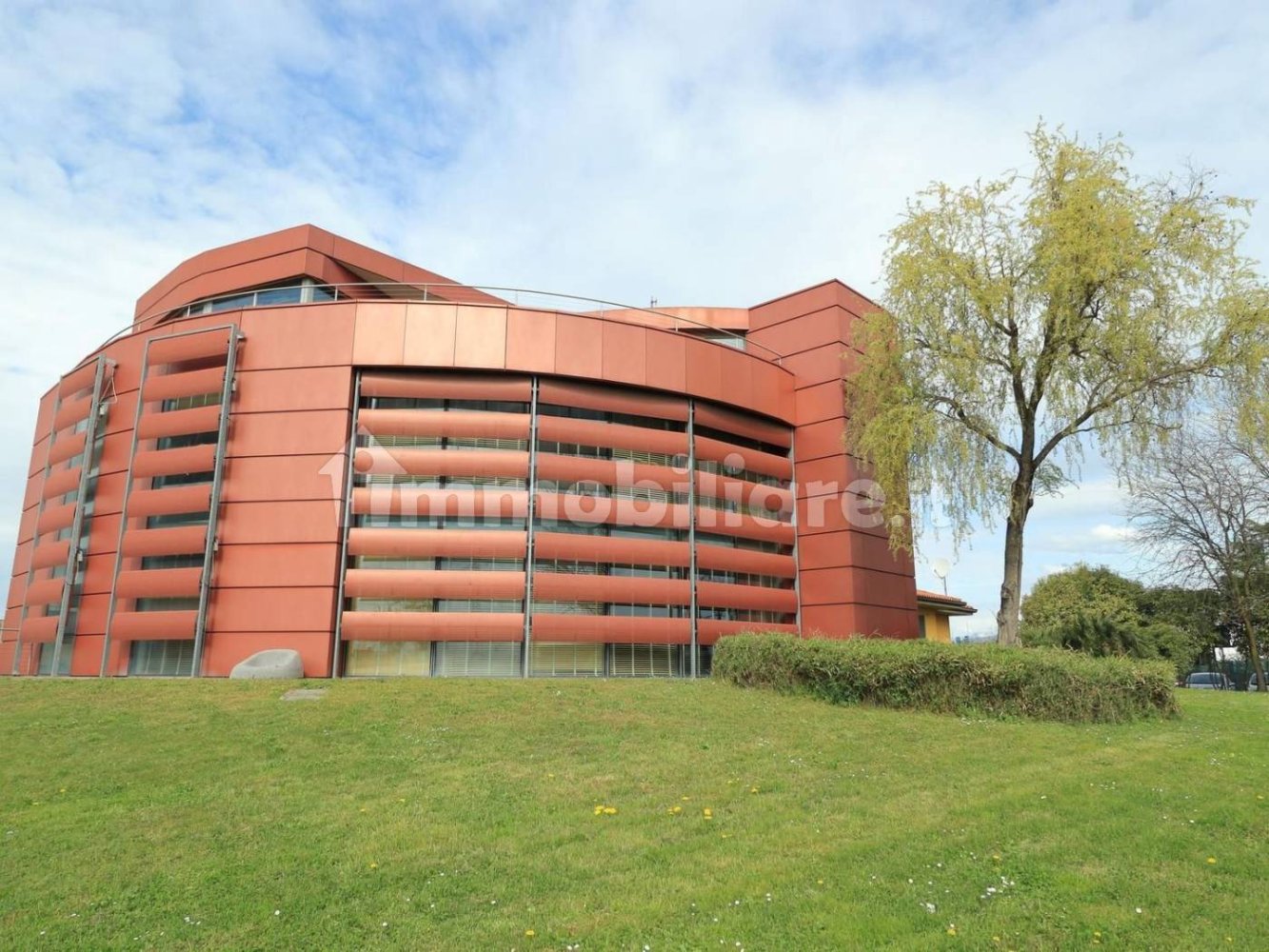 985m² Office in Grassobbio, Italy No. 317748