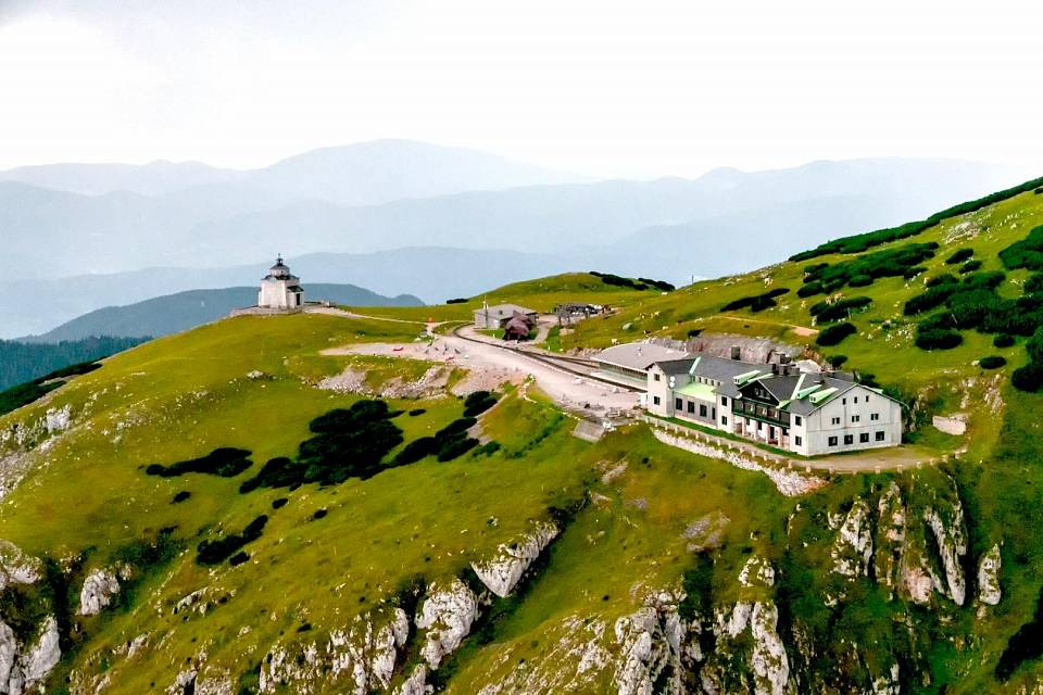 27 rooms Hotel in Neunkirchen, Austria No. 75741