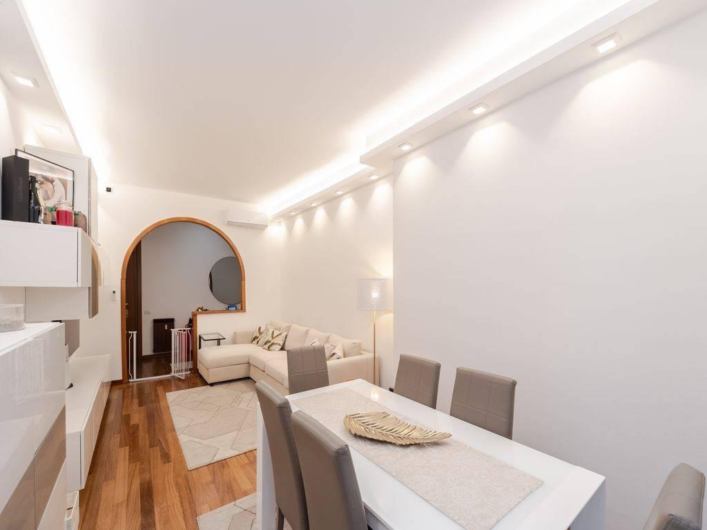 3-salle Appartement à Monza, Italy No. 41392