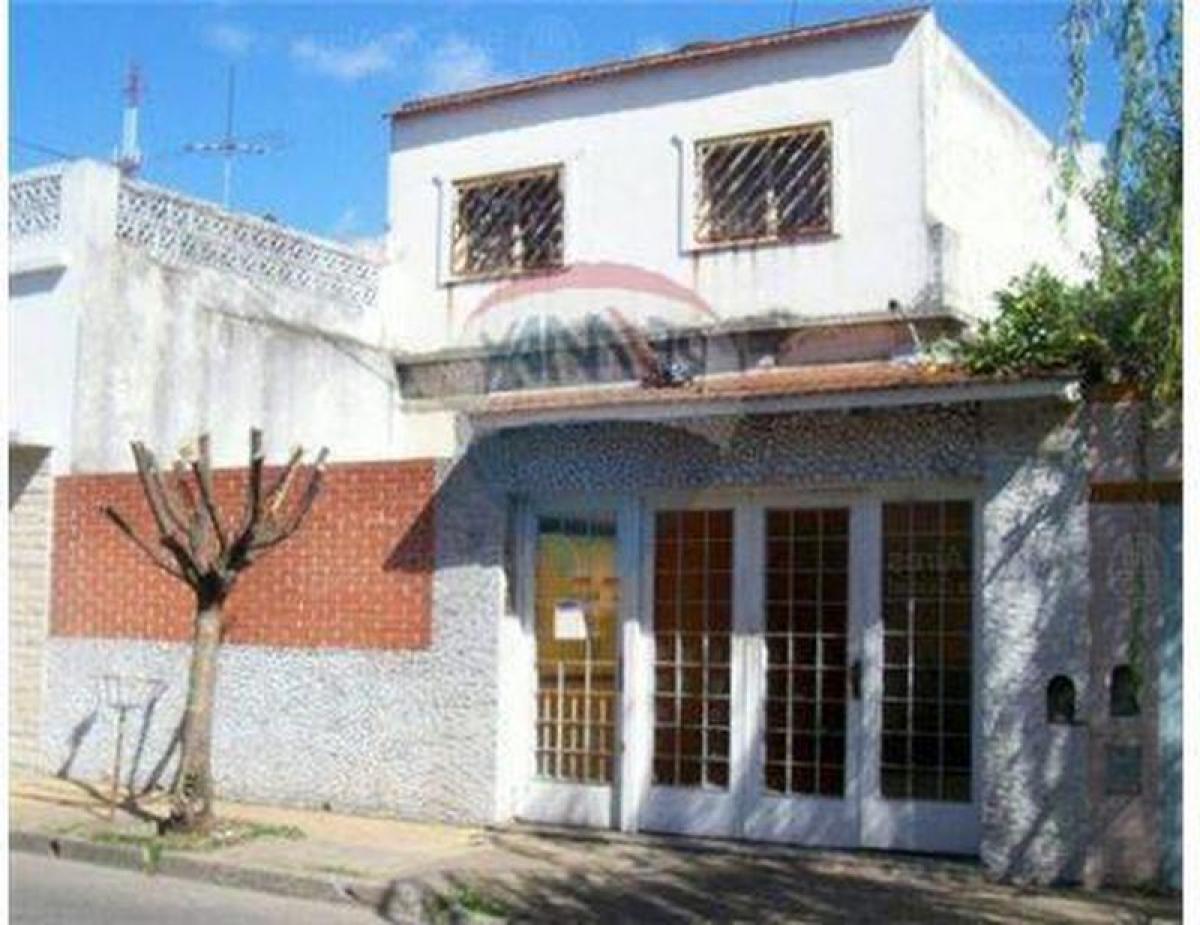 135m² Commercial property in Buenos Aires, Argentina No. 104273