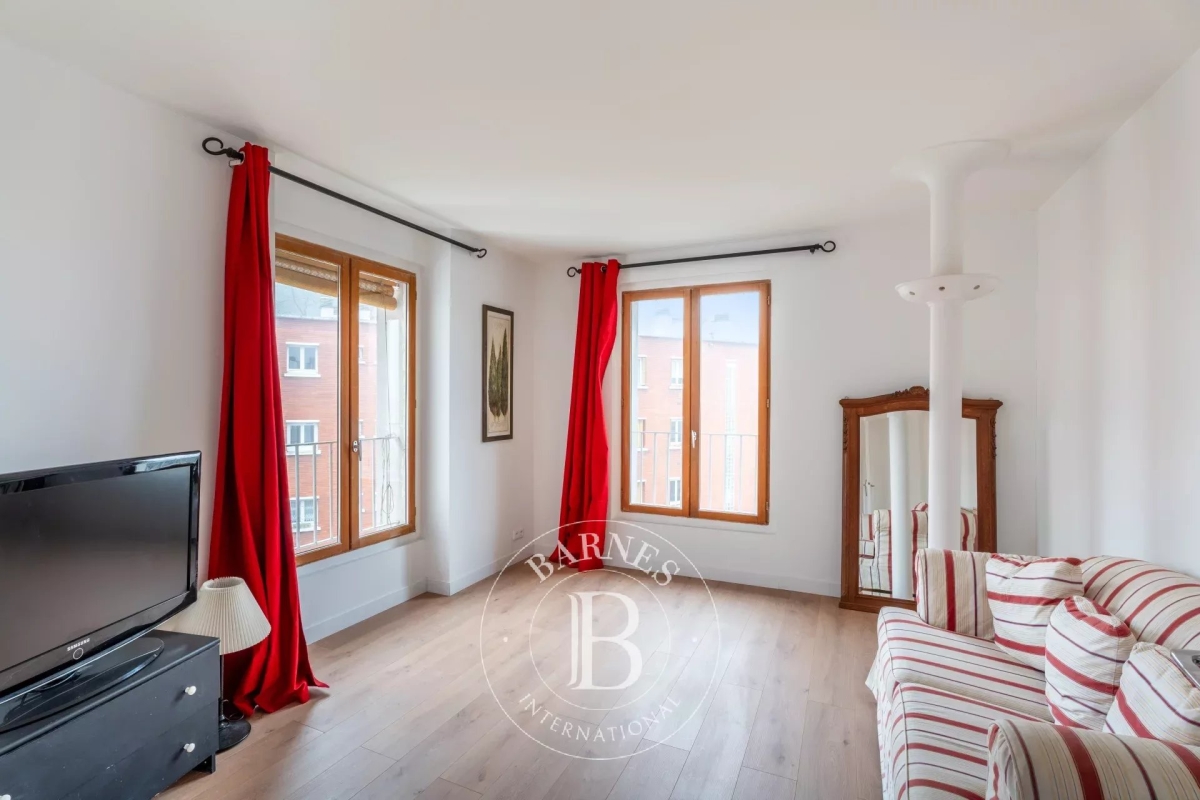 Apartamento de 4 habitaciónes en Pantin, France No. 120378