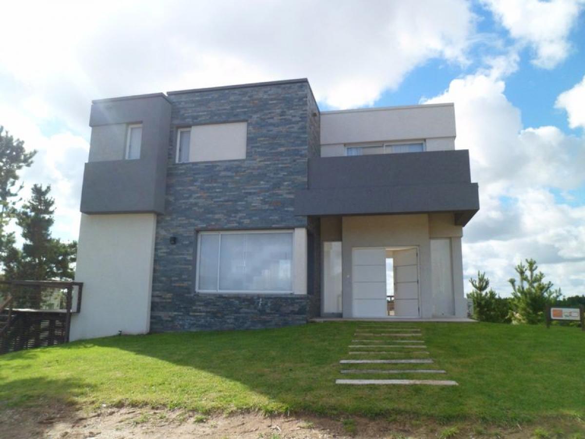 4 bedrooms House in Mar del Plata, Argentina No. 75087