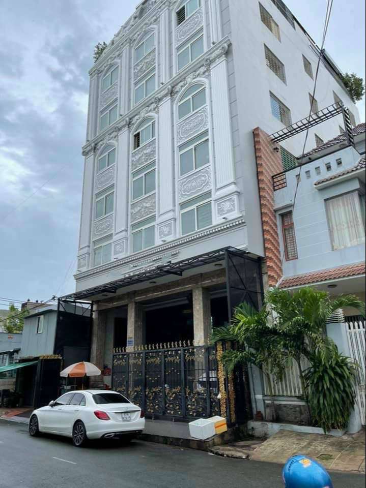240m² Apartment in District 7, Vietnam No. 13911