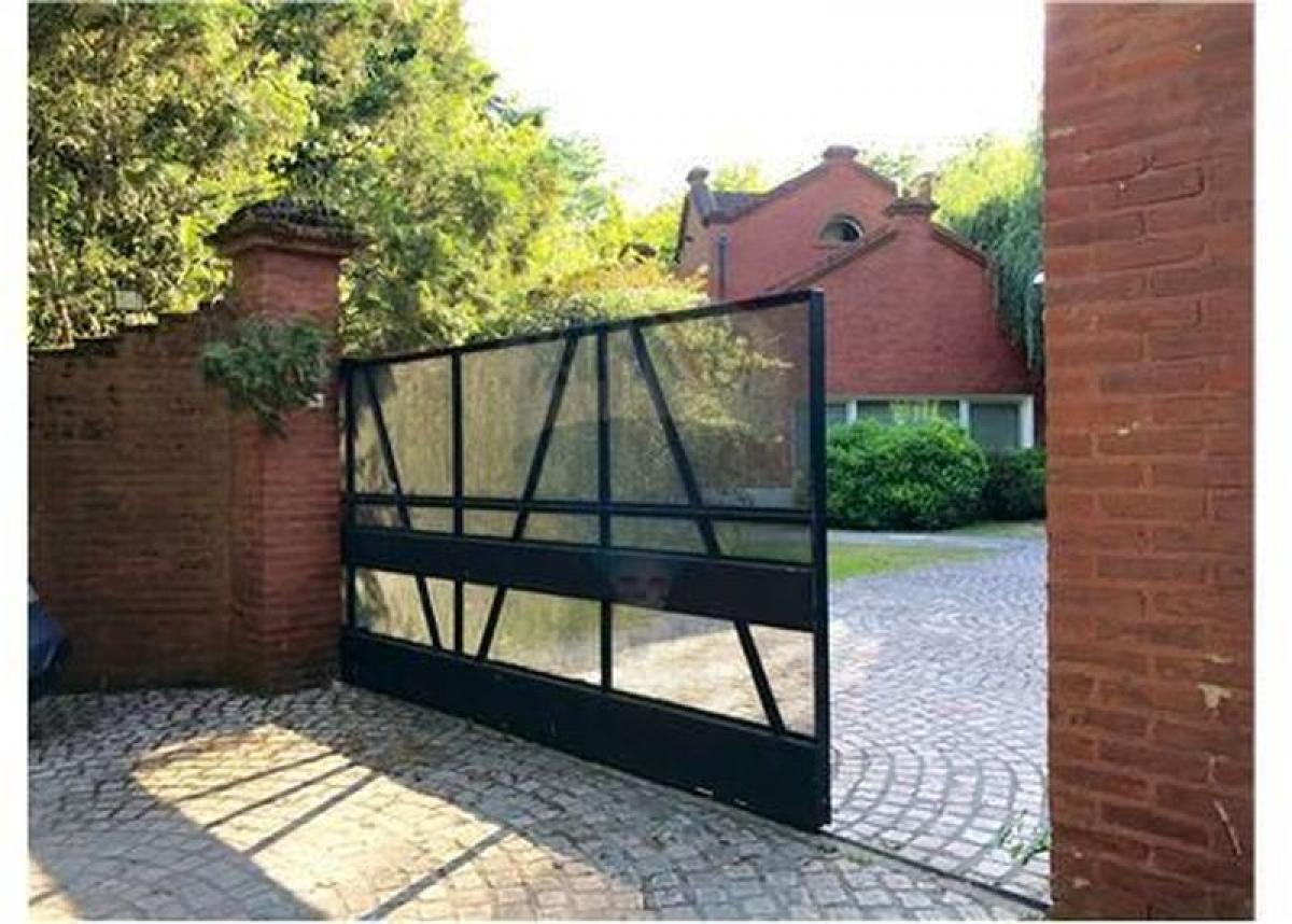 4 bedrooms House in Canuelas, Argentina No. 10737