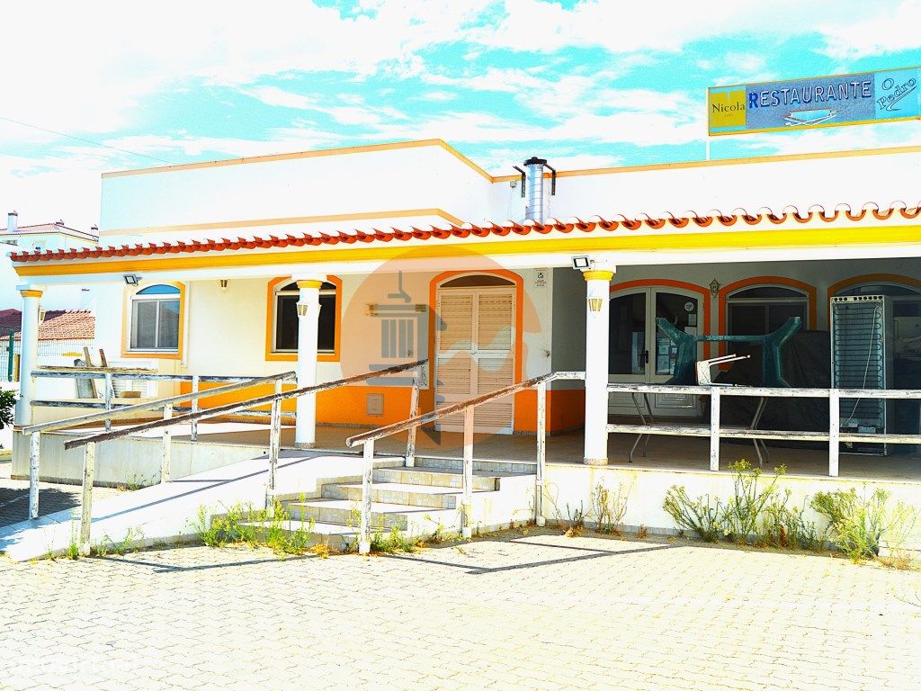 Здание с 9 спальнями в Вила Нова де Касела, Португалия № 331134