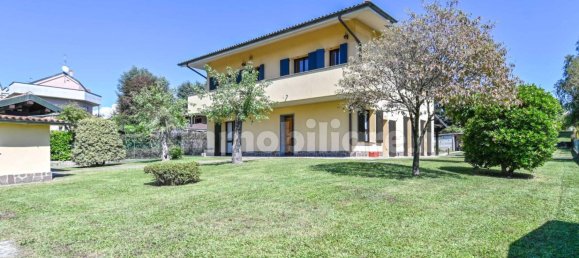 4 bedrooms Villa in Carnate, Italy No. 323524 2
