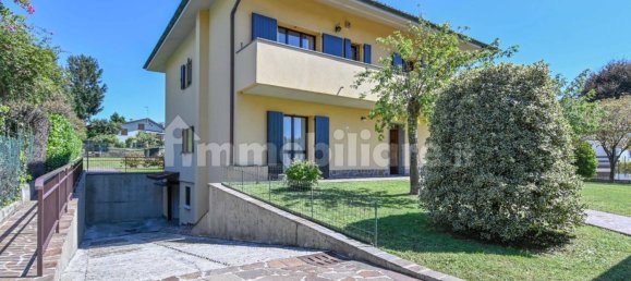4 bedrooms Villa in Carnate, Italy No. 323524 4