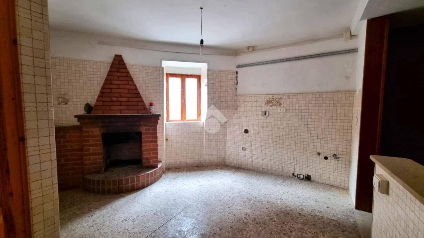 Здание с 2 комнатами в Сеньи, Италия № 89148