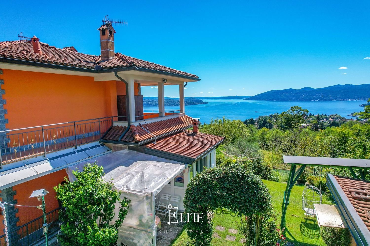 5 bedrooms Villa in Ghiffa, Italy No. 359617