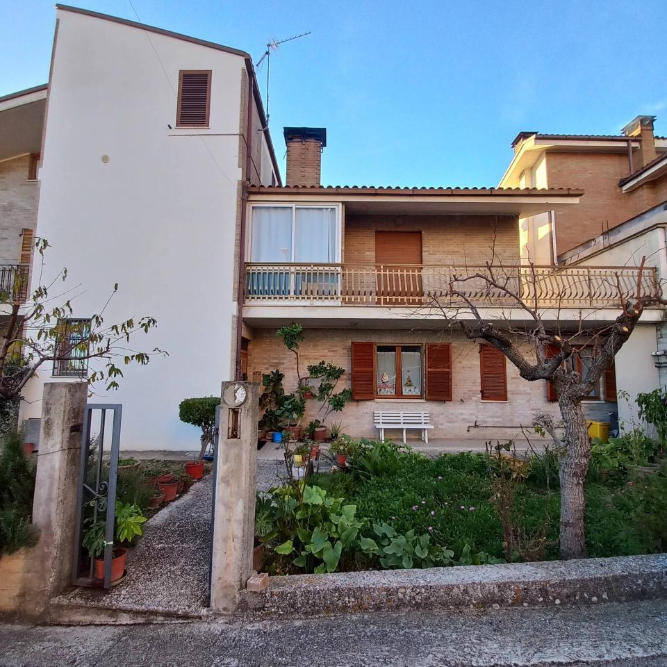 4غرفة شقة في Montottone, Italy رقم 111251